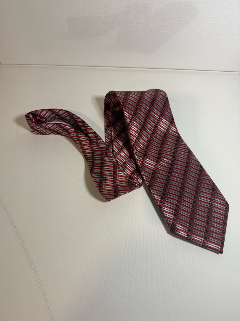 Valentino Red and Black Diagonal Stripe Silk Tie - Picture 2 of 5